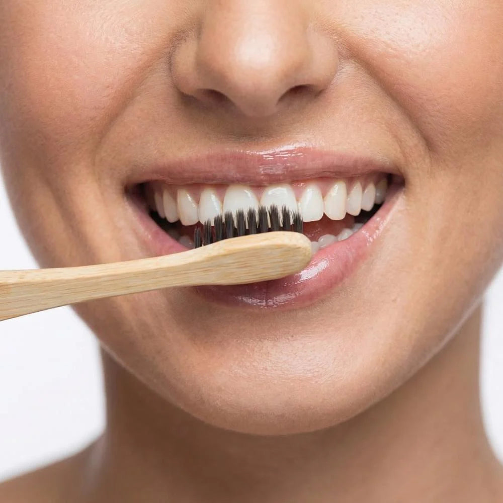 Bamboo Toothbrush (Pink) فرشاة أسنان من الخيزران الطبيعي بلون وردي ناعم.